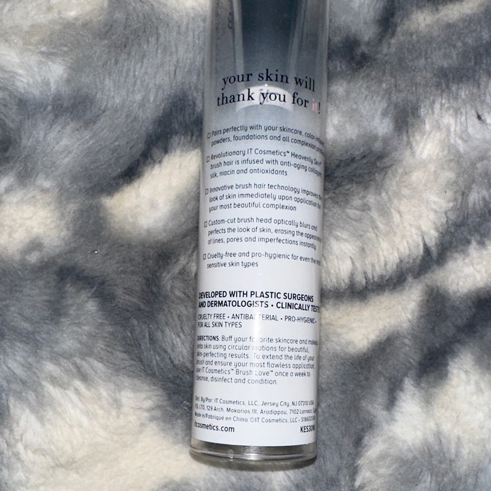 it Cosmetics Heavenly Skin Perfecting Brush No 702 - Brand New 🤍 - Picture 3 of 4